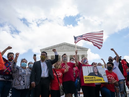 Manifestantes comemoram diante da Suprema Corte dos EUA, em 18 de junho, a sentença que impediu Trump de eliminar o programa DACA.