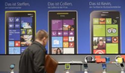 Un visitante de Cebit observa smartphones con Windows Phone.