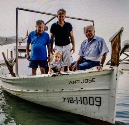 La familia de pescadores Quintals en su 'llaüt'.