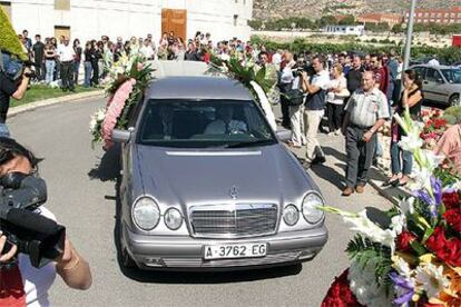 El coche fúnebre de Cristina C. G., cuyo sepelio se celebró ayer en Elda (Alicante).