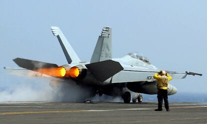 Un caza F18 despega del portaviones USS Carl Vinson para realizar un ejercicio rutinario en el mar del sur de China.