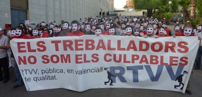 Trabajadores de RTVV se han concentrado en el centro de producción de Burjassot.