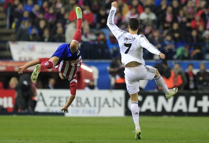 Manquillo cae tras chocar con Cristiano.