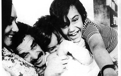 Una imagen de Gabriel García Márquez junto a su esposa e hijos.
