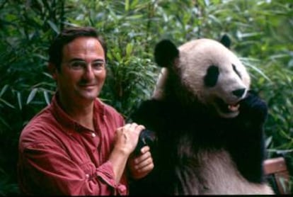 Fernando González Sitges junto a un ejemplar de oso Panda.