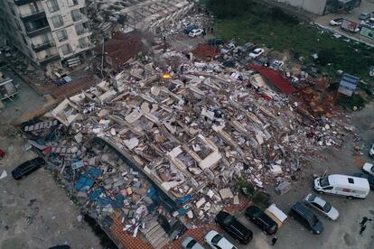 Edificio de viviendas colapsado en la provincia de Hatay (Turquía), el martes. 