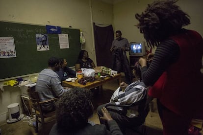 Mamadou Diallo, de pie, junto a un grupo de habitantes de la casa.