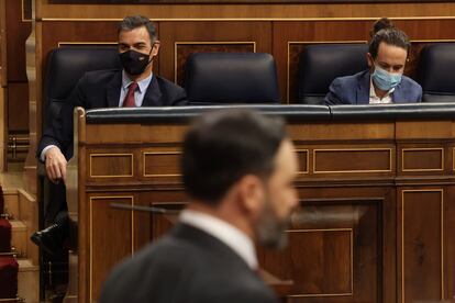 El presidente del Gobierno, Pedro Sánchez (izquierda); y el vicepresidente segundo del Gobierno, Pablo Iglesias (derecha), durante la intervención del líder de Vox, Santiago Abascal, en el pleno en el que se debate la moción de censura en el Congreso de los Diputados.