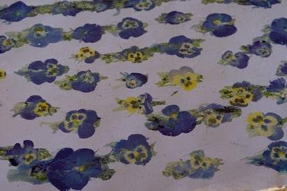 Detalle de una hoja de papel elaborado con flores pensamiento.