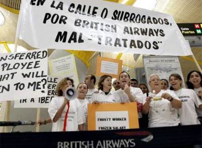 Trabajadores de tierra de la compañía británica British Airways en España, en una manifiestación en la T-4 del aeropuerto de Barajas en la primera jornada de la huelga que han abandonado hoy.