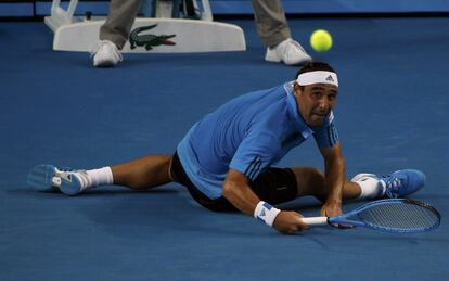 El chipriota Marcos Baghdatis observa la bola tras devolver un servicio de su oponente, el uzbeko Denis Istomin, durante su partido del Abierto de Australia 2014.