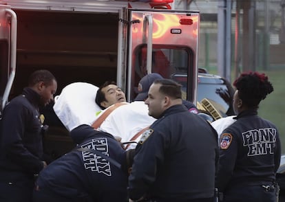 Un hombre herido es trasladado por los servicios de emergencia.  
