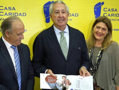 Antonio Casanova, presidente de Casa Caridad, con los directivos de la ONG.