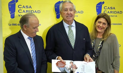 Antonio Casanova, presidente de Casa Caridad, con los directivos de la ONG.