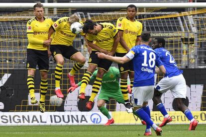 Daniel Caligiuri (en primer término), del Schalke, chuta la pelota durante una falta, en el partido entreBorussia Dortmund y el Schalke 04.