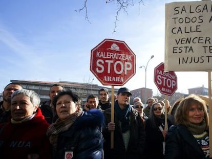 La plataforma Stop Desahucios, durante una concentración en Álava.