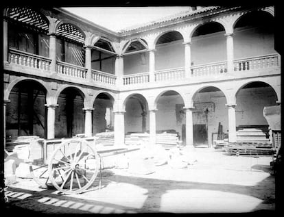 Detalle de los trabajos de desmantelamiento del palacio de Torrijos los primeros a?os del siglo XX.