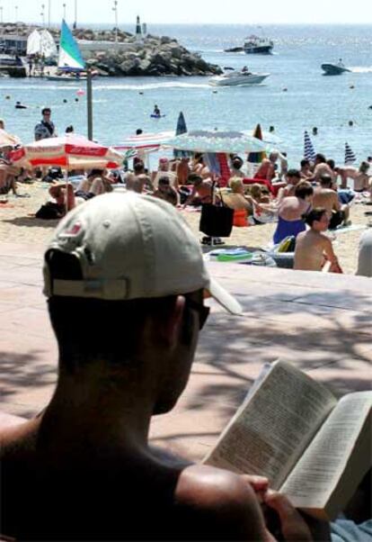 Lectura  en la playa de Llafranc, en la Costa Brava.