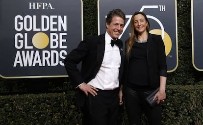 Hugh Grant y Anna Eberstein, que ya luce embarazo.