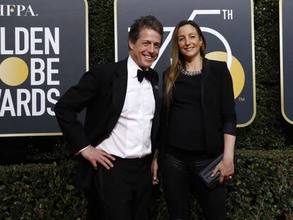 Hugh Grant y Anna Eberstein, que ya luce embarazo.