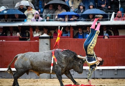 Un momento de la dramática voltereta que sufrió José Garrido en el tercer toro de la tarde.