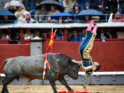 Un momento de la dramática voltereta que sufrió José Garrido en el tercer toro de la tarde.