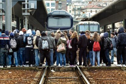 Estudiantes italianos bloquean la estación de Cardona en Milán durante las protestas contra el Gobierno.