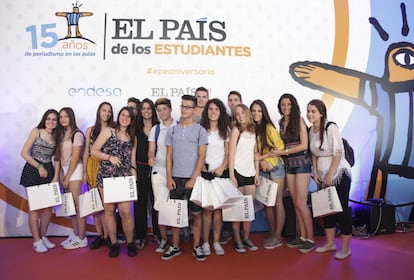 A Marc Jornet Martínez, Nerea Paola López, Raquel Granell Deval, Vicent Alfonso Reig, Lucía Santos Fernández, Jesús Segovia Palanca, Silvia Santos Fernández, Clara Alabajos Guillem, Iris Marco Munera, Mihaela Manea, Juan Alberto Puchol Rodrigo, Alba Ramírez Soler, Marta Caparrós Beltrán, Irene Quintero Amor, Ana Toledo Álvarez, Natalia Lozano Brazalez, Celia Ausina Izquierdo por “Visita a l’Oceanogràfic”. I.E.S. ENRIQUE TIERNO GALVÁN. Moncada, Valencia. La redactora de EPV Paula Casado les ha entregado el premio.