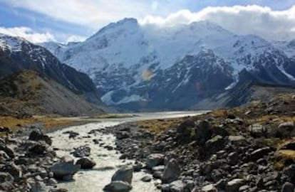 Panorámica del monte Cook (3.754 metros), el más alto de Nueva Zelanda, durante el deshielo.