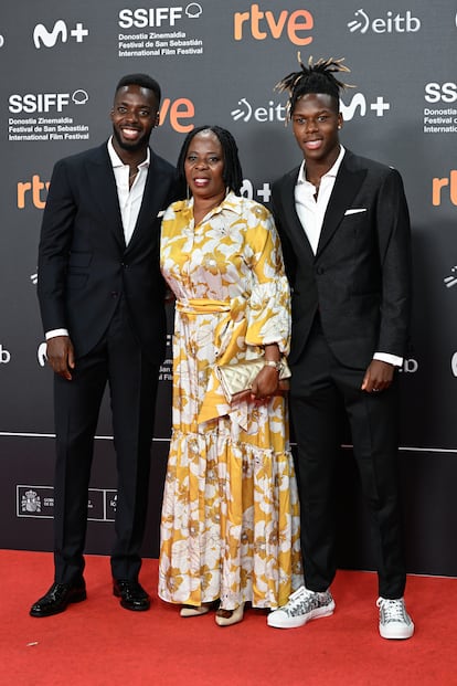 Los futbolistas Iñaki y Nico Williams, que presentan un documental sobre su vida titulado 'Los Williams' en el festival, acudieron a la gala de traje pero sin corbata, junto a su madre, María Arthuer, que lució un vestido estampado.