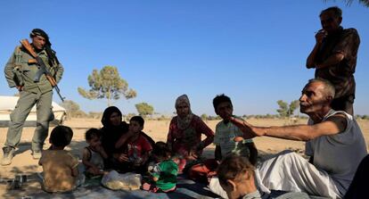 Una familia de desplazados de Raqa, en el campo de Tawayneh, el pasado domingo.