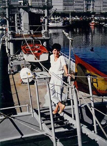 María José Arcos Caamaño, en la escalerilla de una embarcación.