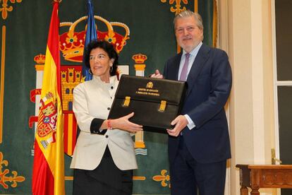 La nueva ministra de Educación y Formación Profesional, Isabel Celaá , recibe la cartera de la que es titular de manos del ministro saliente, Íñigo Méndez de Vigo.