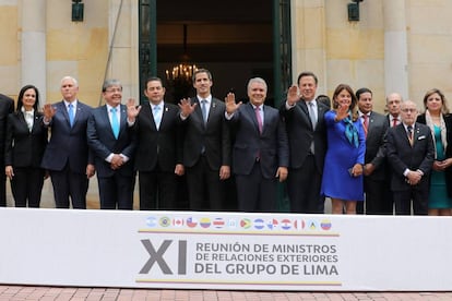 Juan Guaidó (centro), na reunião do Grupo de Lima em Bogotá.