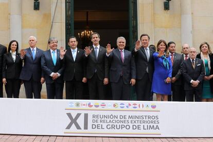 Juan Guaidó (centro), na reunião do Grupo de Lima em Bogotá.