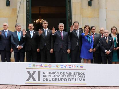 Juan Guaidó (centro), na reunião do Grupo de Lima em Bogotá.