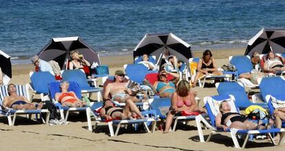 Turistas en la playa de Las Canteras en Las Palmas de Gran Canaria