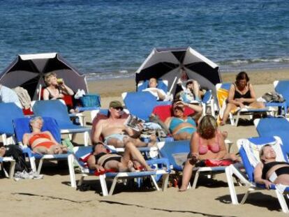 Turistas en la playa de Las Canteras en Las Palmas de Gran Canaria