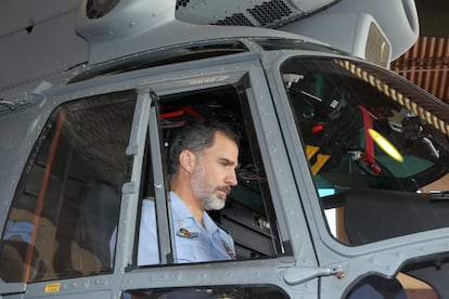 El Rey, a bordo de un helicóptero en su visita a la base aérea de Gando, en Telde (Gran Canaria), el 14 de diciembre de 2017.