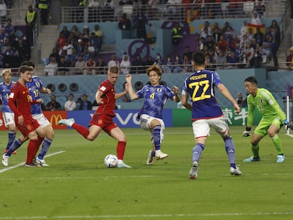 Dani Olmo, tratando de anotar contra la selección japonesa en el partido de esta noche.