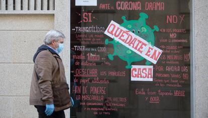 Un hombre pasa por un escaparate con el mensaje