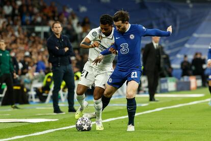 El delantero del Real Madrid Rodrygo (a la izquierda) disputa el balón ante Ben Chilwell, defensa inglés del Chelsea.