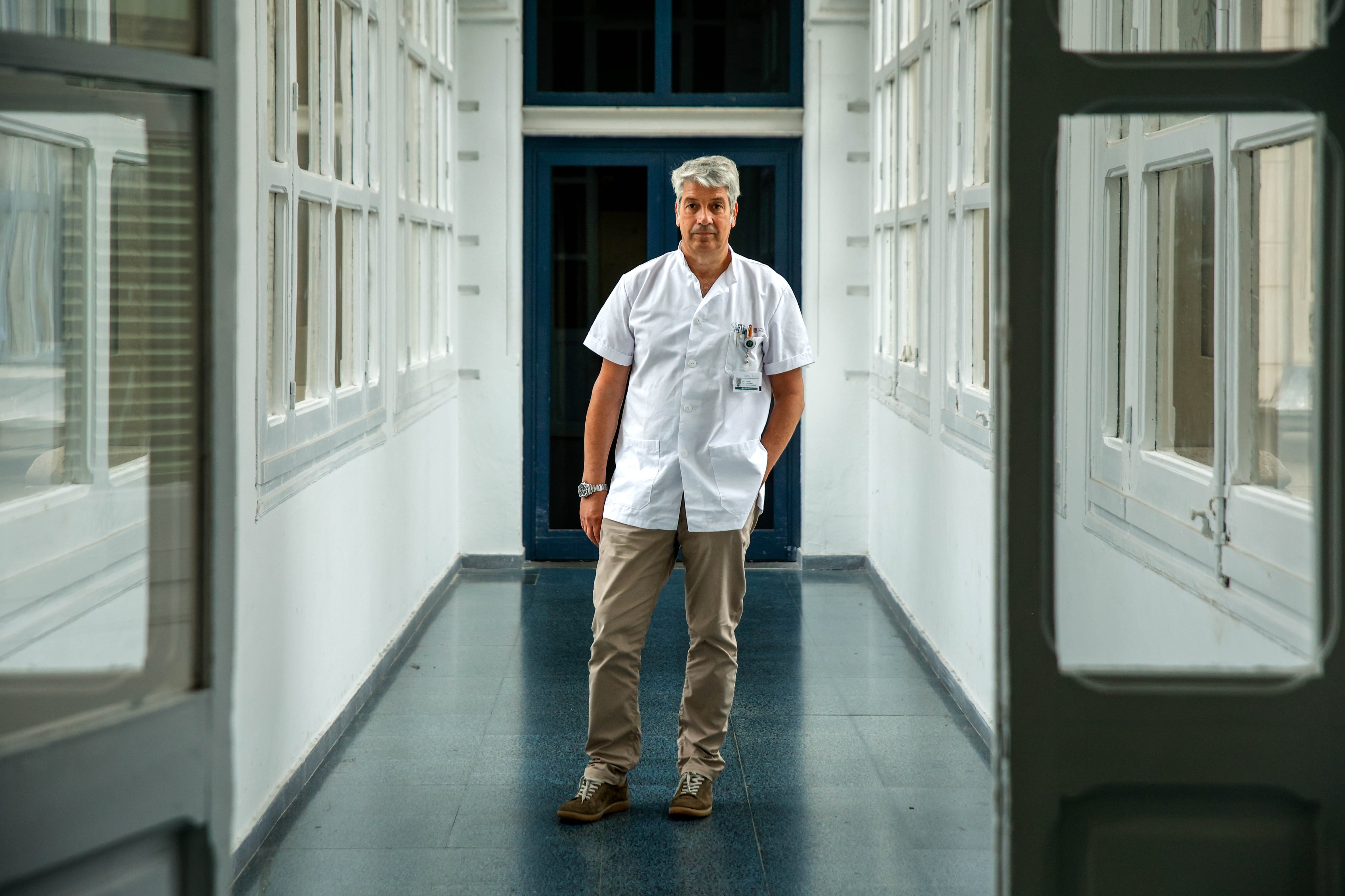 El neurólogo Alejandro Iranzo, jefe de la Unidad del Sueño del Hospital Clinic de Barcelona, en las instalaciiones del hospital.