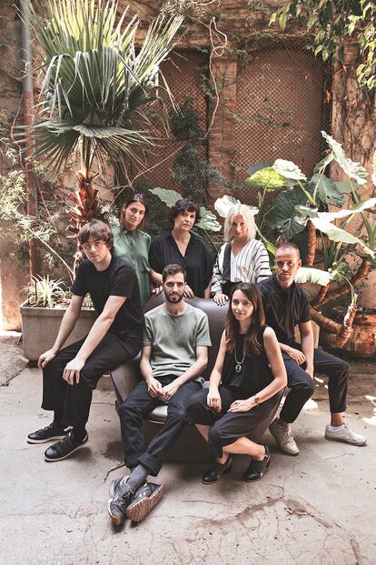 En el sillón, Javier Blanco y Elisabet Vallecillo, de Colmillo de Morsa. Detrás, de izquierda a derecha: Victor von Schwarz, Maria Roch, Clara Brull de Zazo &Brull, Dominika Niczyporuk de Ika y Xavier Zazo, la otra mitad de Zazo &Brull.