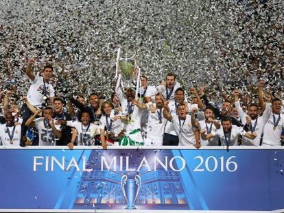 Los jugadores del Real Madrid con la Champions.