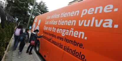 Autobús de HazteOir.org en la calle de la Macarena en Madrid.