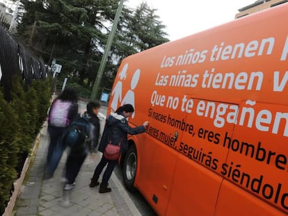 Autobús de HazteOir.org en la calle de la Macarena en Madrid.