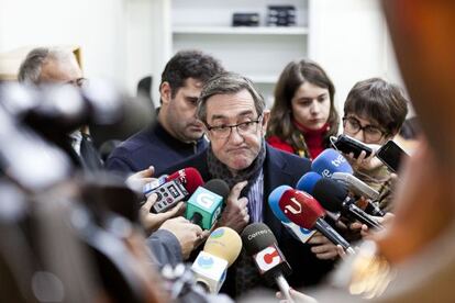 Ángel Currás da explicaciones a los periodistas