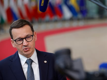 Mateusz Morawiecki se dirige a los periodistas en Bruselas el pasado 25 de junio