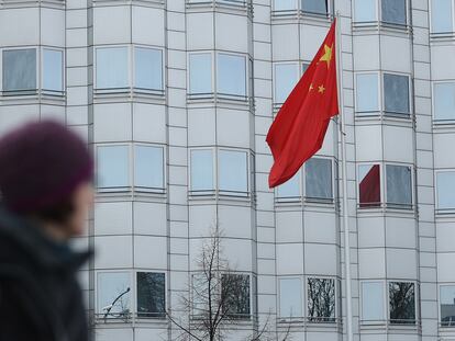 Uma mulher passa em frente à Embaixada da China em Berlim, em dezembro de 2017.